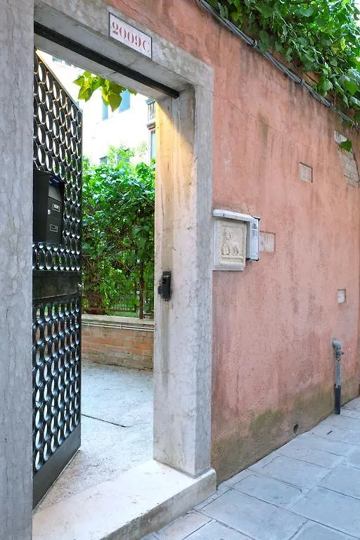 La Levantina Velence 0*,  Olaszország